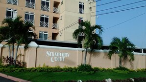 A building with a sign reading "Strathorn Court." - Habitacion moderna y acogedora de Azur (Kingston)