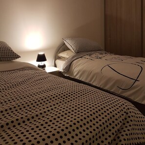 2 chambres, fer et planche à repasser, Wi-Fi, draps fournis