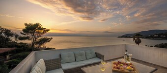 Amazing sunset from the pool, 30 meters from the sea!