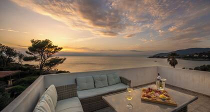 Amazing sunset from the pool, 30 meters from the sea!