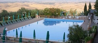 casa en el pueblo histórico en las colinas toscanas