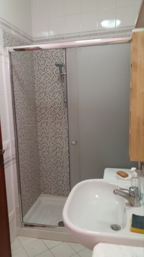 Dusche, Haartrockner, Bidet, Handtücher