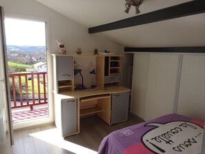 5 slaapkamers, een strijkplank/strijkijzer, internet, beddengoed