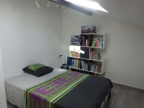 5 bedrooms, iron/ironing board, internet, bed sheets
