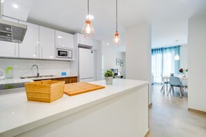 Fridge, microwave, oven, dishwasher - apartamento a 200 metros de la playa de blanes. wiifi gratis. (Blanes)