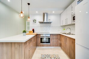 Fridge, microwave, oven, dishwasher - apartamento a 200 metros de la playa de blanes. wiifi gratis. (Blanes)