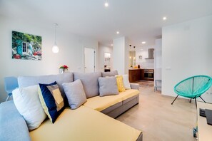 TV - apartamento a 200 metros de la playa de blanes. wiifi gratis. (Blanes)