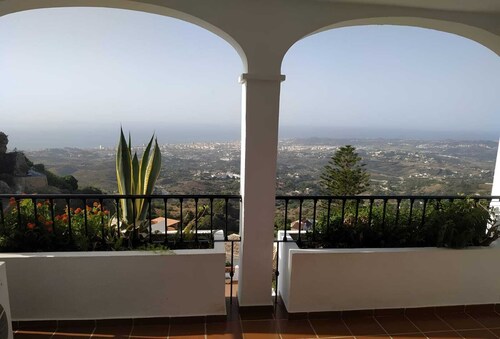  Attractive Penthouse Apartment with the most fabulous uninterupted views.