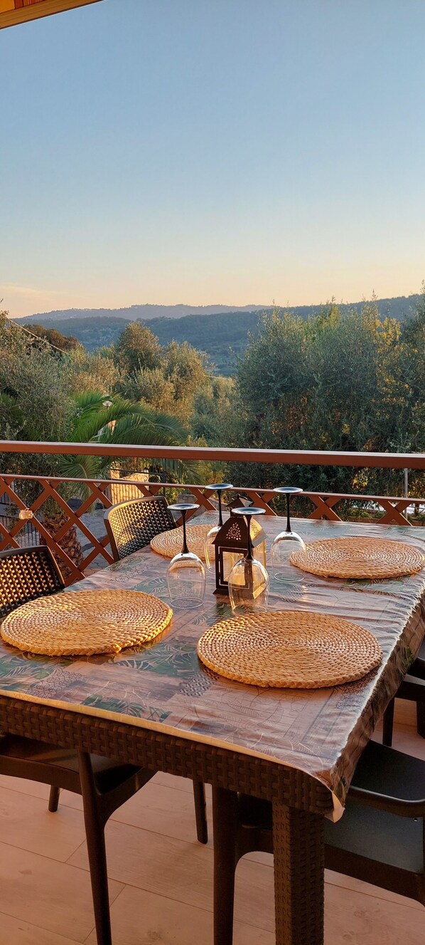 Outdoor dining - brand new panoramic penthouse with climate and parking space (Peschici)