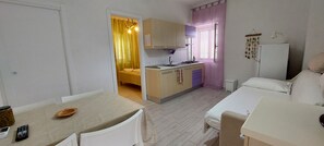 1 habitación, tabla de planchar con plancha, wifi gratis y ropa de cama