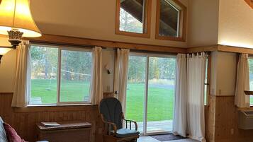 Deluxe-mökki, 1 makuuhuone, pääsy uima-altaalle, jokinäköala (Riverside Single) | Oleskelualue