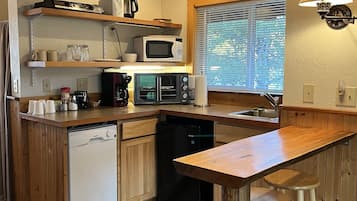 Cabane Deluxe, 1 chambre, accès piscine, vue fleuve (Riverside Single) | Cuisine privée | Réfrigérateur, micro-ondes, cafetière/bouilloire, bouilloire électrique