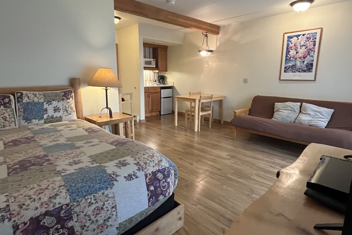 Riverview Queen with Kitchenette | 1 bedroom, premium bedding, individually decorated