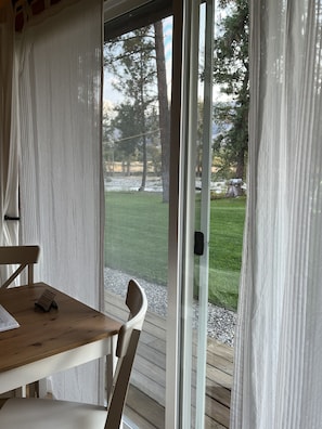 Kahden hengen comfort-huone, 2 keskisuurta parisänkyä, pääsy uima-altaalle, jokinäköala (View) | Terassi/patio