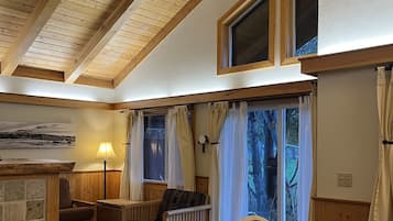 Cabaña Deluxe, 1 habitación, acceso a la alberca, vista al río (Riverside Single) | Área de sala de estar