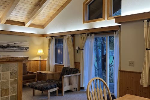 Chalet rustique Deluxe, 1 chambre, accès à la piscine, vue sur le fleuve (Riverside Single) | Aire de séjour