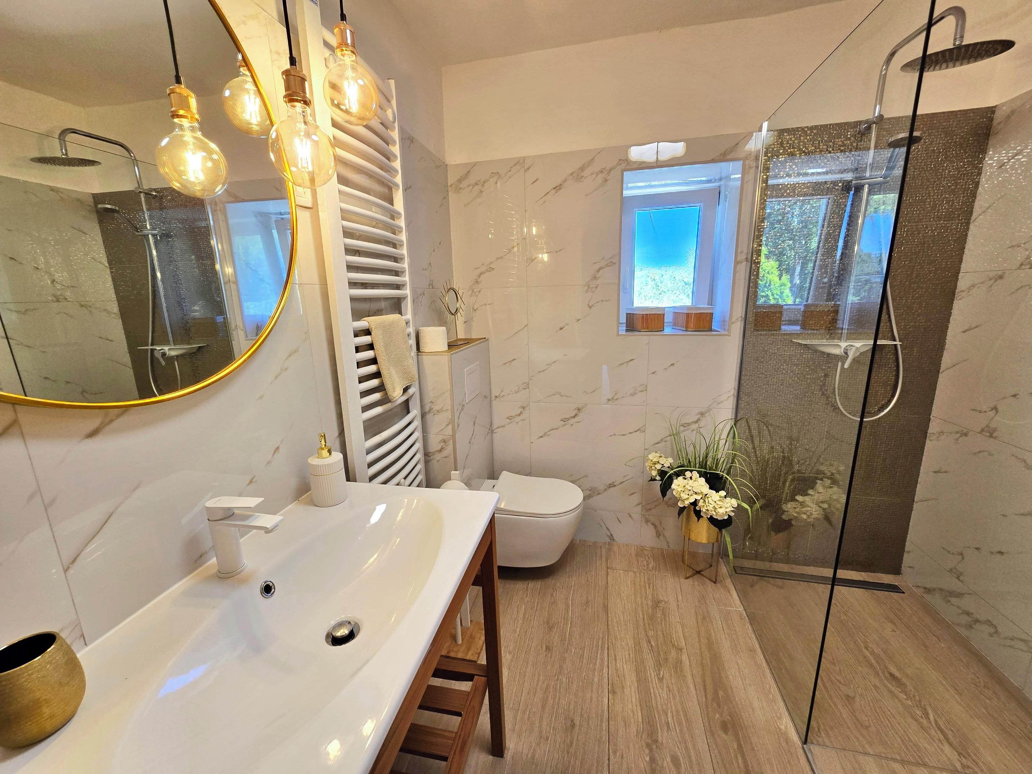 Combined shower/tub, hair dryer, bidet, towels