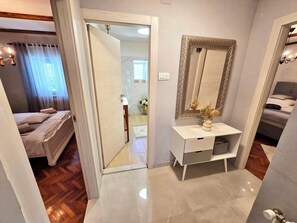 4 chambres, fer et planche à repasser, lit de bébé portatif