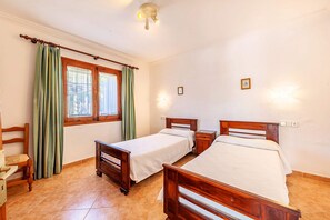 2 chambres, coffres-forts dans les chambres, fer et planche Ă repasser