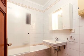 Douche, sèche-cheveux, serviettes fournies