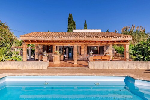 Villa Faisan for four people with pool and BBQ