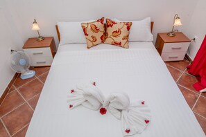 2 bedrooms, iron/ironing board, travel cot, free WiFi