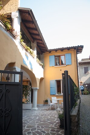 Outdoor dining - Commander's Apartment - Captain's house (Sulzano)