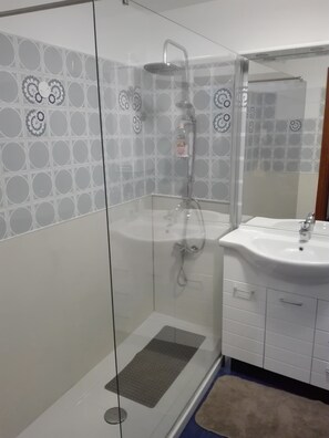 Ducha, secador de pelo, bidet, toallas
