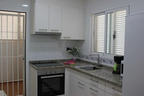 Een koelkast, een microgolfoven, een oven