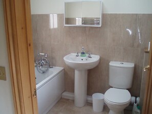 Combined shower/tub, hair dryer, towels