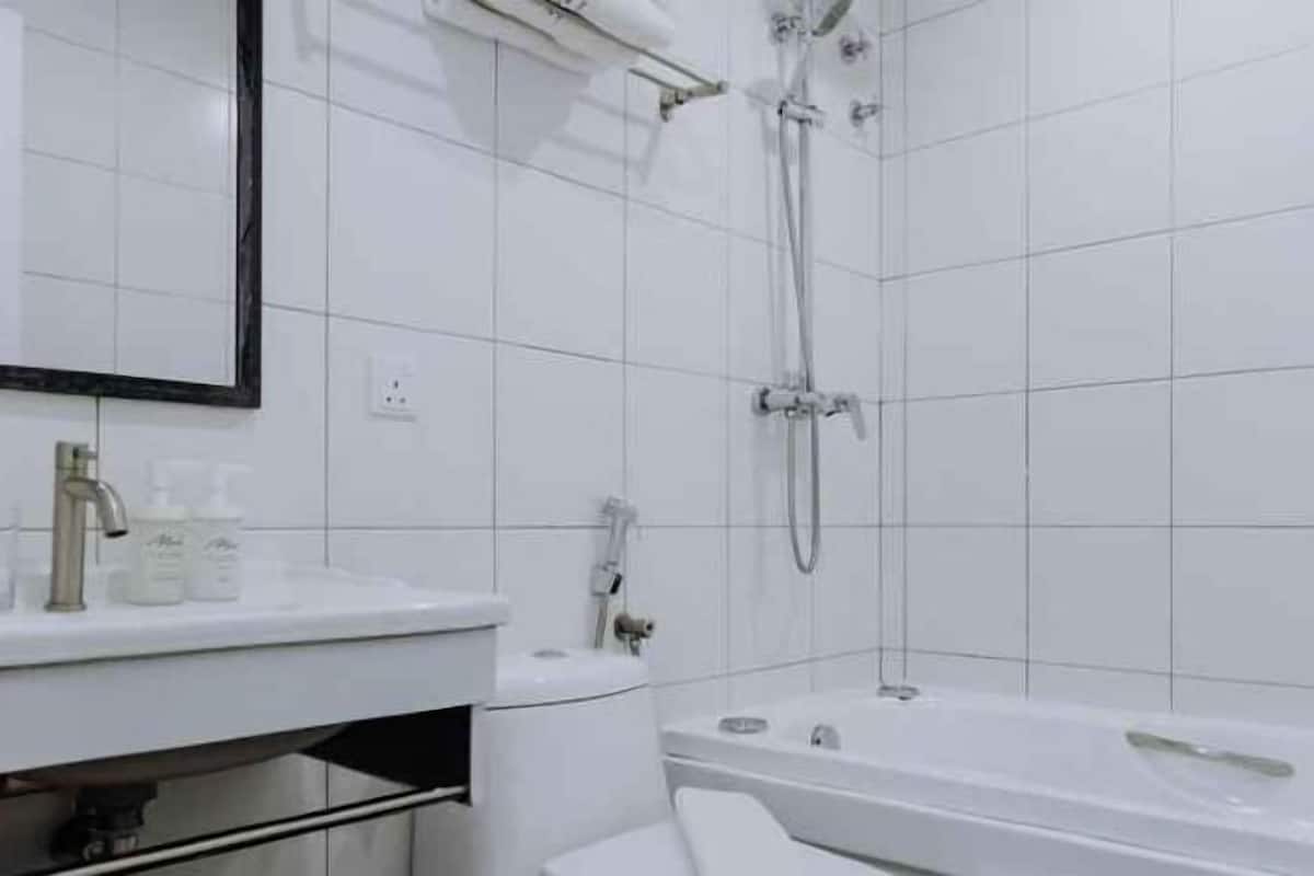 Bathroom | Hair dryer, bidet, towels, shampoo