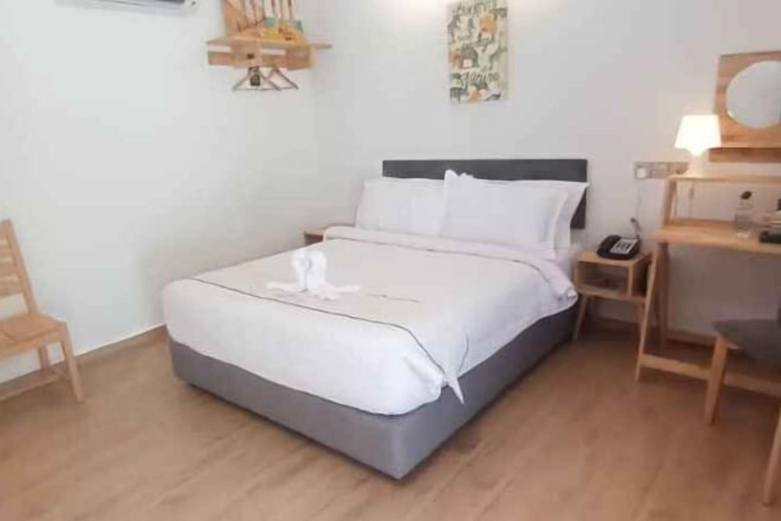 Tabla de planchar con plancha, wifi gratis y ropa de cama 