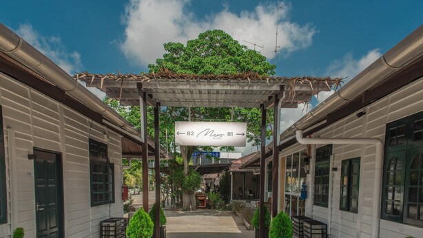 A corridor with a sign indicating directions to B2 and B1. - MUO Resort (Muar)