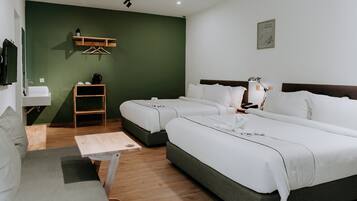 Chambre Familiale, 2 grands lits | Salle de bain | SĂšche-cheveux, bidet, serviettes fournies, shampoing