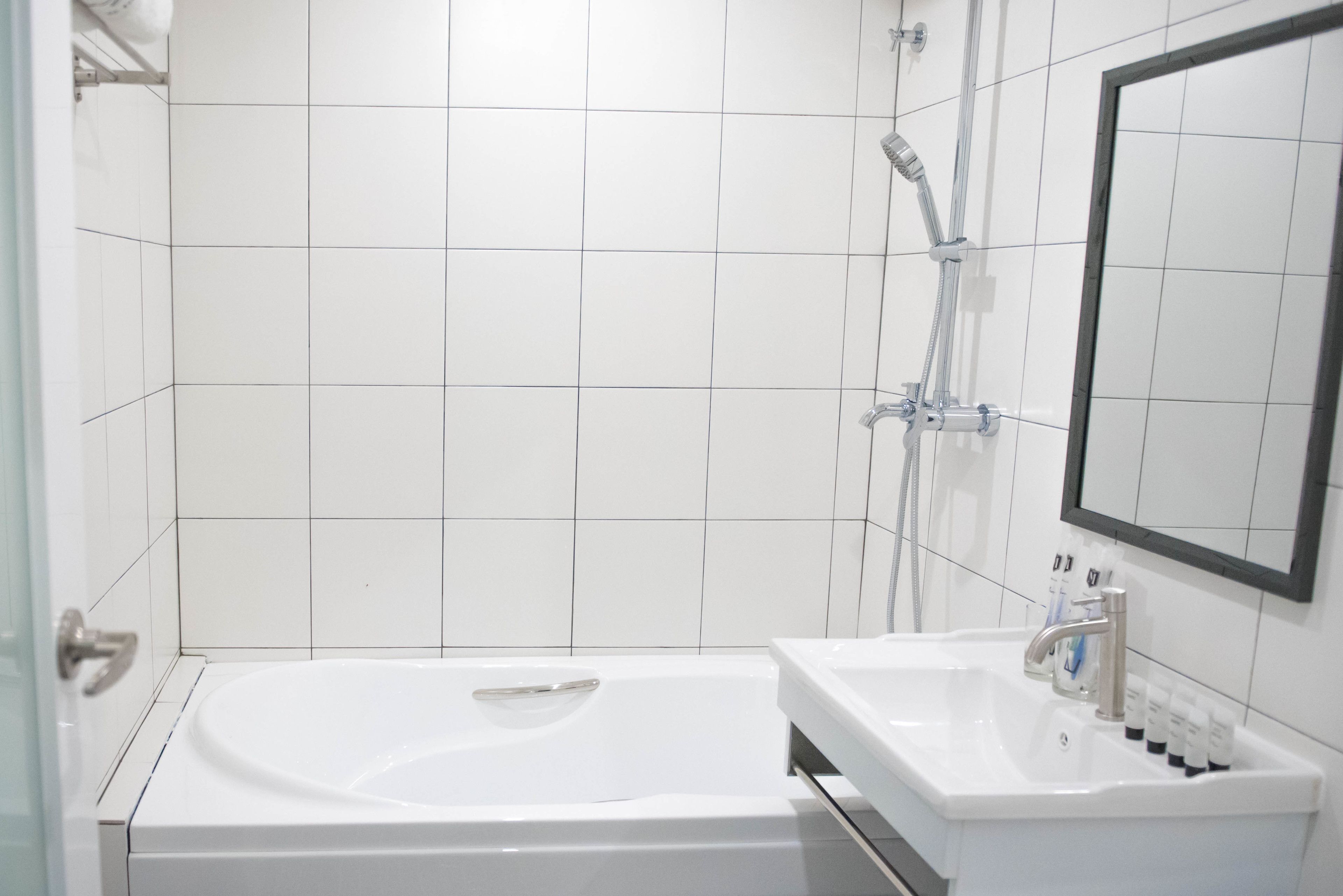 Un baño moderno con bañera, lavamanos y ducha.