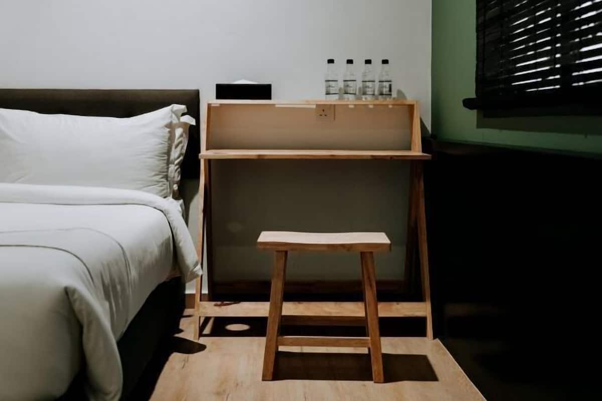 Iron/ironing board, WiFi (free), bed sheets