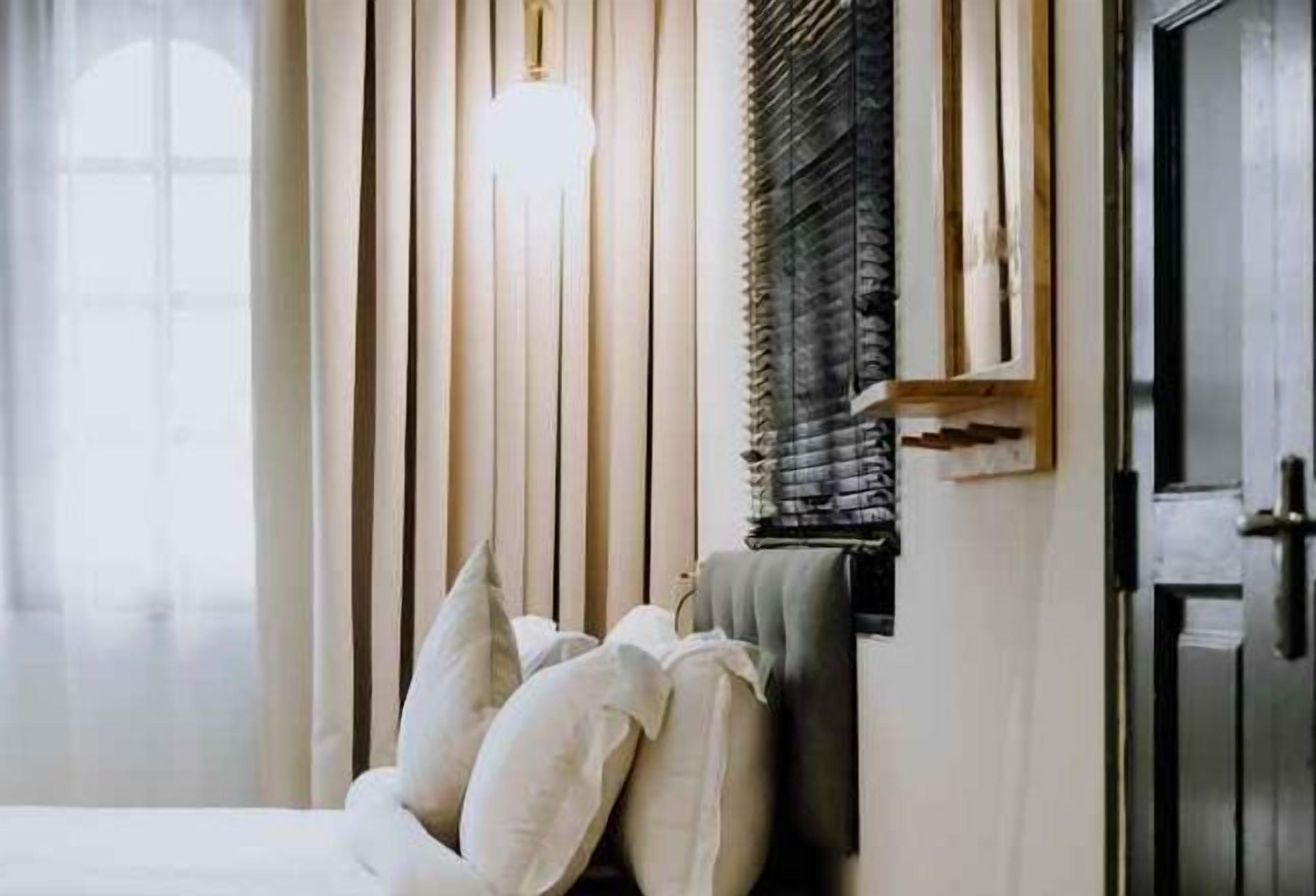 Tabla de planchar con plancha, wifi gratis y ropa de cama 