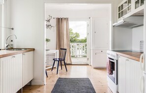 Kylskåp, spishäll, diskmaskin och kaffe- och tebryggare