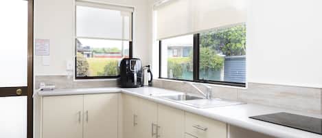 Minijääkaappi, mikroaaltouuni, uuni, liesi