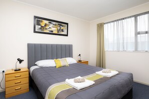 Blackout drapes, free WiFi, bed sheets - Fitzgerald on King (Timaru)