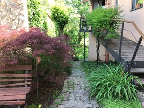 Property grounds - Le mignon. Small, cozy apartment with large terrace in the countryside. (Welschbach)