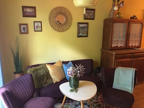 TV, books - Le mignon. Small, cozy apartment with large terrace in the countryside. (Welschbach)