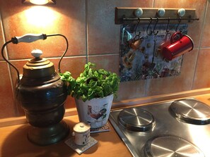 Fridge, oven, stovetop, coffee/tea maker - Le mignon. Small, cozy apartment with large terrace in the countryside. (Welschbach)