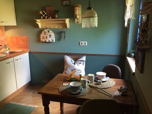 Dining - Le mignon. Small, cozy apartment with large terrace in the countryside. (Welschbach)