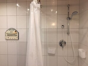 Dusche, Haartrockner, Handtücher, Toilettenpapier