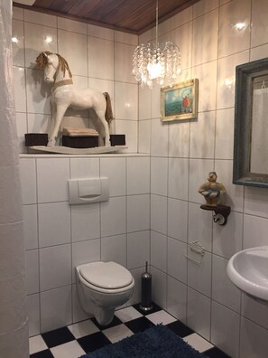 Shower, hair dryer, towels, toilet paper - Le mignon. Small, cozy apartment with large terrace in the countryside. (Welschbach)