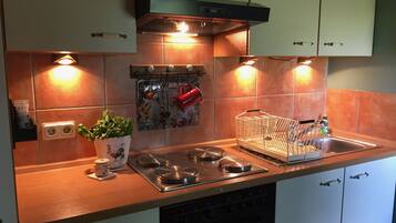 Frigorifero, forno, piano cottura, macchina per tè/caffè