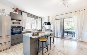 Réfrigérateur, surface de cuisson, lave-vaisselle, cafetière-théière