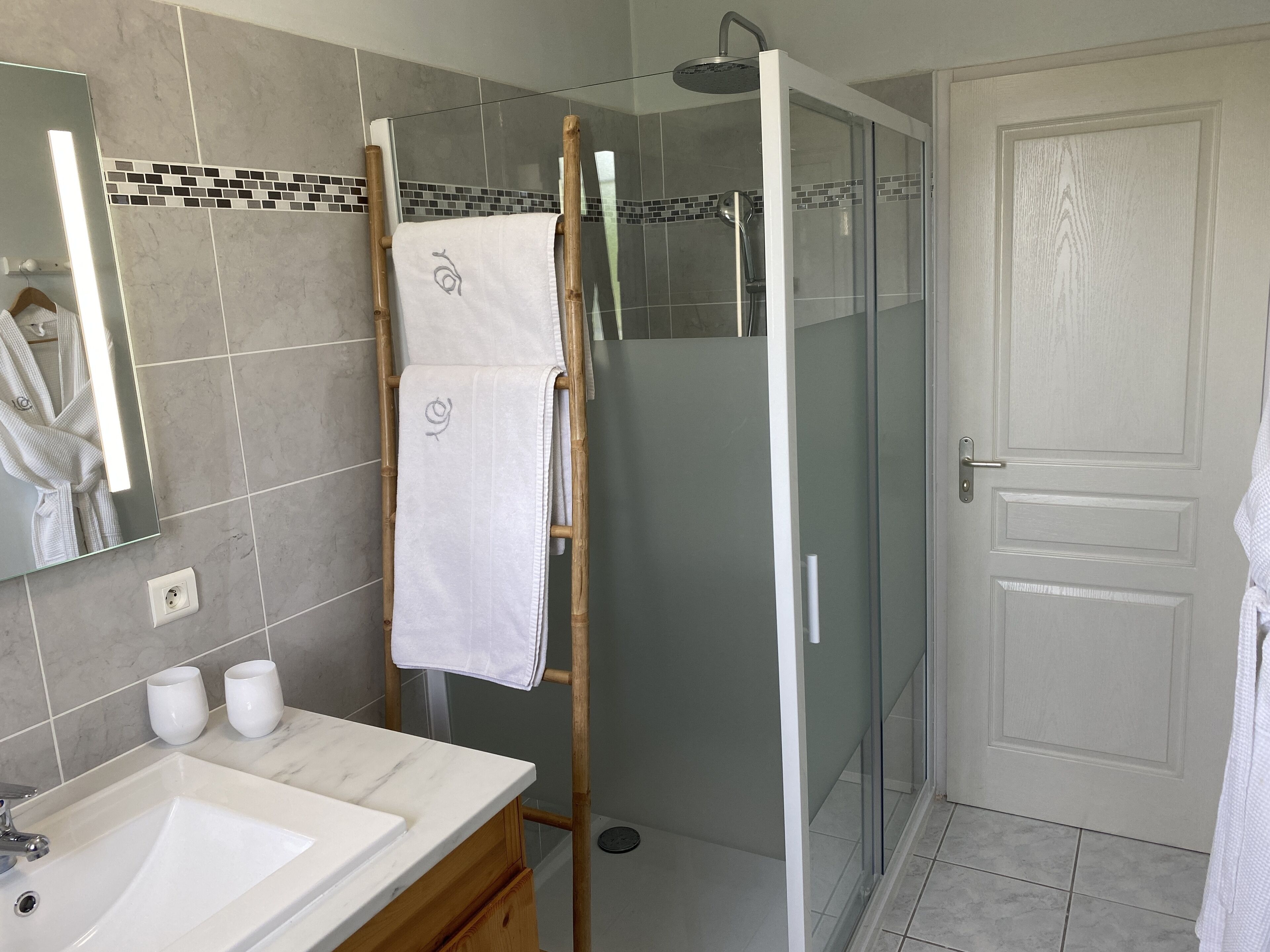 Douche, sèche-cheveux, serviettes fournies, savon