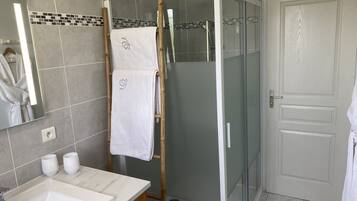 Douche, sèche-cheveux, serviettes fournies, savon